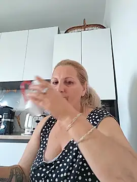 Divineblond online show from May 11, 2026, 3:18 pm