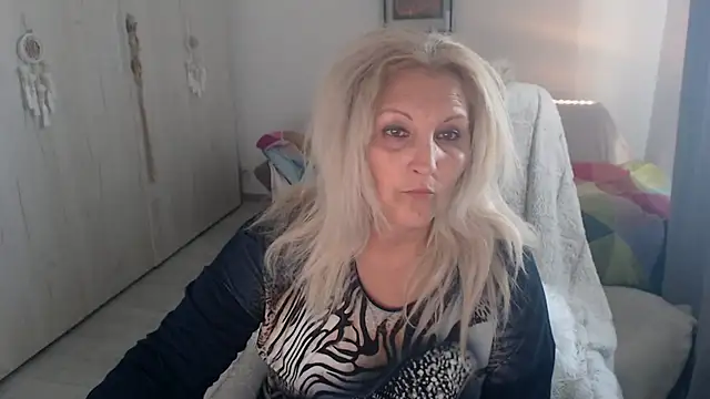 Divineblond online show from May 14, 2026, 3:08 pm