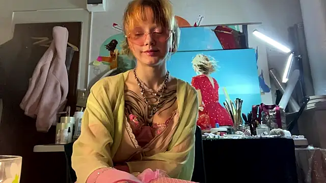 sarawhisperr online show from April 28, 2026, 6:46 pm