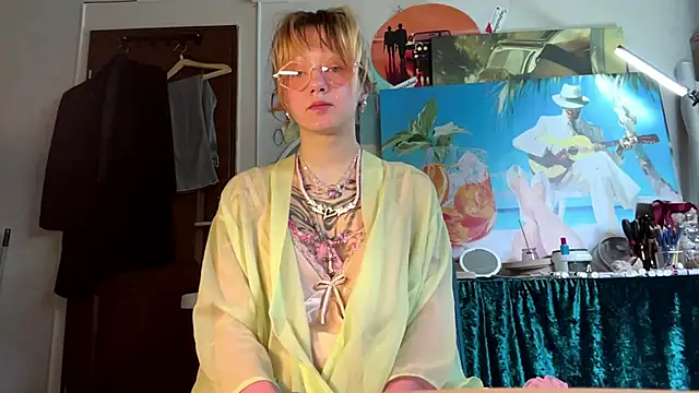 sarawhisperr online show from May 3, 2026, 12:33 pm