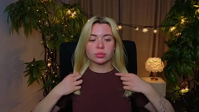 AveriRigby online show from May 7, 2026, 10:42 am