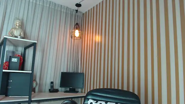 Iris Foster  online show from April 28, 2026, 11:21 pm