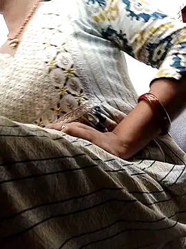 Snapshot of Simmi-00 chatting on May 11, 2026, 4:18 am Simmi-00 online show from May 11, 2026, 4:18 am