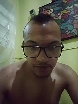 Snapshot of Marciosafado25 chatting on May 1, 2026, 12:04 am Marciosafado25 online show from May 1, 2026, 12:04 am