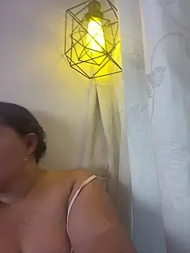Snapshot of evereskira chatting on May 12, 2026, 10:40 pm evereskira online show from May 12, 2026, 10:40 pm