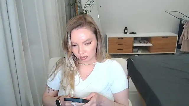 PolinaXXXXXJones online show from May 7, 2026, 6:35 pm