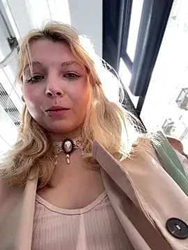 Snapshot of evelvet chatting on May 5, 2026, 8:33 am evelvet online show from May 5, 2026, 8:33 am