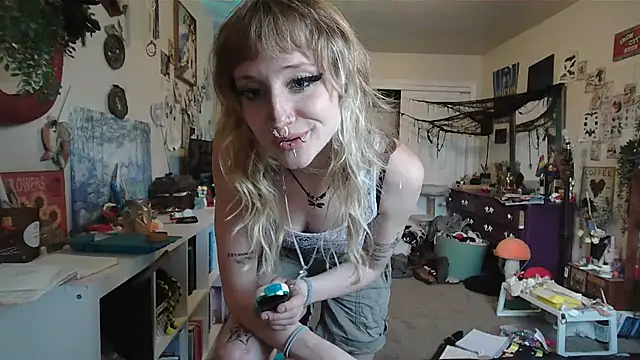 PixieLovely online show from July 3, 2026, 2:07 am