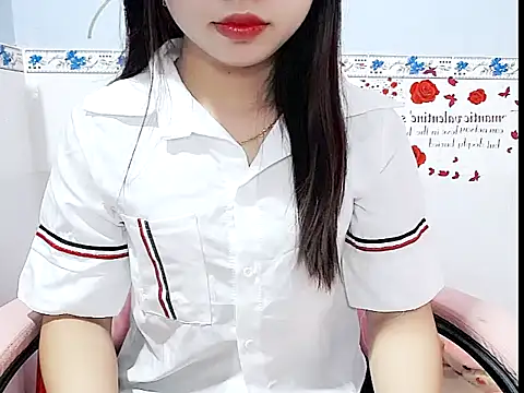 Snapshot of Emilysexy_cut chatting on June 19, 2026, 4:50 am Emilysexy cut online show from June 19, 2026, 4:50 am