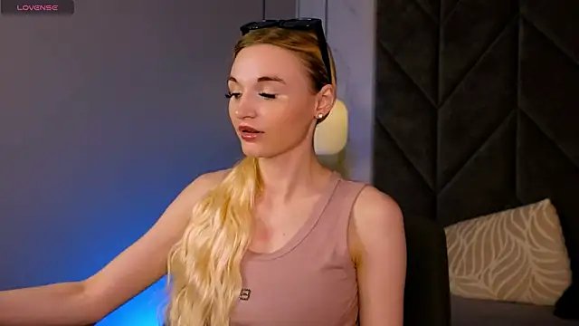 Snapshot of Mila__Lux chatting on May 23, 2026, 1:48 pm Mila Lux online show from May 23, 2026, 1:48 pm