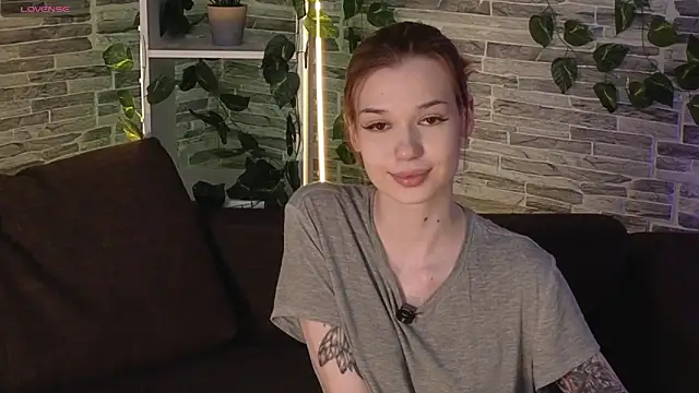 Snapshot of OliviaFoxsis chatting on May 16, 2026, 6:21 am OliviaFoxsis online show from May 16, 2026, 6:21 am