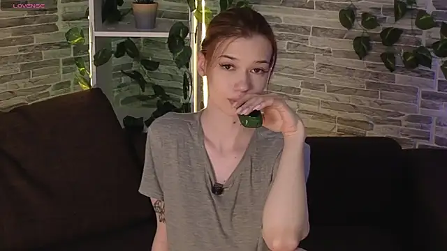 Snapshot of OliviaFoxsis chatting on May 16, 2026, 6:54 am OliviaFoxsis online show from May 16, 2026, 6:54 am