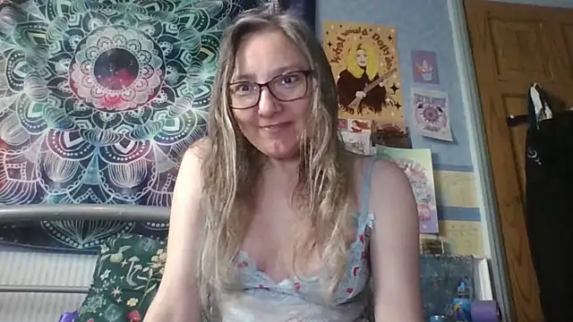 Snapshot of Izzylove47 chatting on May 21, 2026, 8:10 am Izzylove47 online show from May 21, 2026, 8:10 am