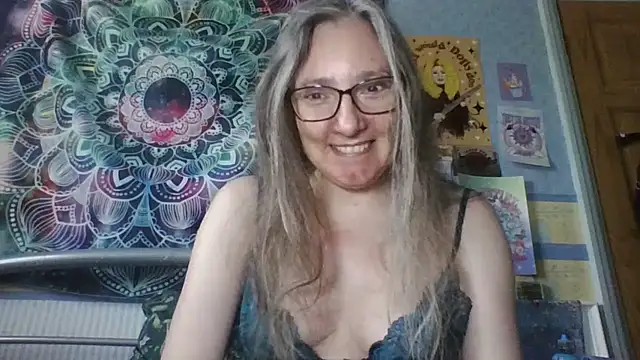 Snapshot of Izzylove47 chatting on May 25, 2026, 1:06 pm Izzylove47 online show from May 25, 2026, 1:06 pm