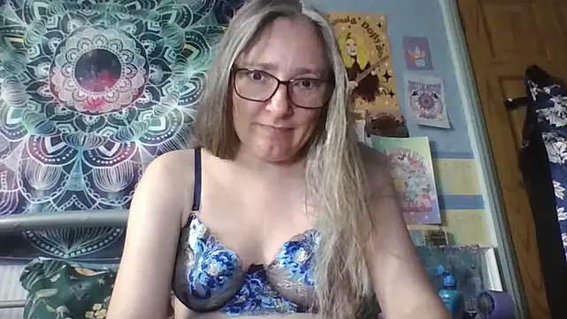 Snapshot of Izzylove47 chatting on May 31, 2026, 12:12 pm Izzylove47 online show from May 31, 2026, 12:12 pm