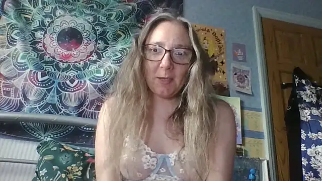 Snapshot of Izzylove47 chatting on June 5, 2026, 9:26 am Izzylove47 online show from June 5, 2026, 9:26 am