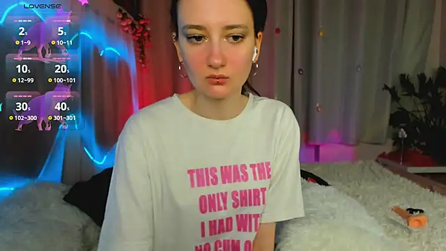 SummerLilaa online show from June 4, 2026, 1:28 pm