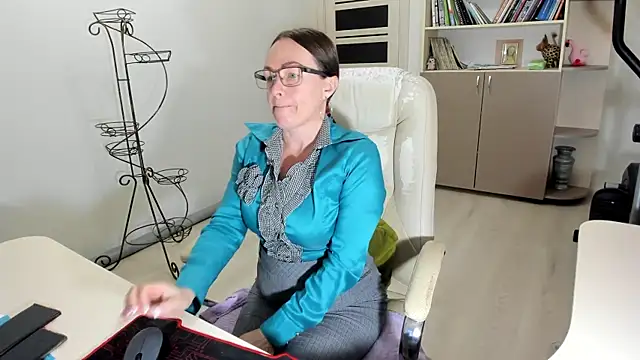 Snapshot of Vika73 chatting on November 14, 2025, 4:11 am Vika73 online show from November 14, 2025, 4:11 am