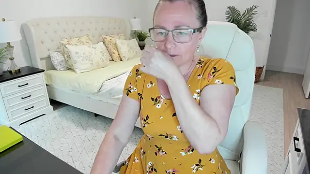 Snapshot of Vika73 chatting on April 24, 2026, 4:42 pm Vika73 online show from April 24, 2026, 4:42 pm