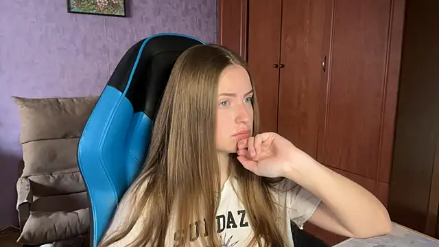 Snapshot of SilkSinner_ chatting on June 18, 2026, 11:36 am SilkSinner online show from June 18, 2026, 11:36 am