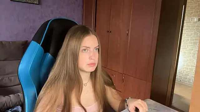 Snapshot of SilkSinner_ chatting on July 9, 2026, 10:08 am SilkSinner online show from July 9, 2026, 10:08 am