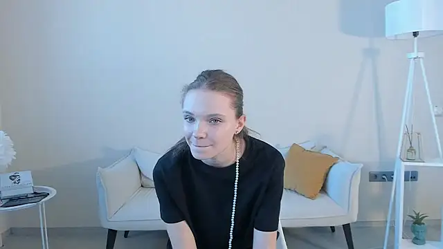 EstelleCondra online show from May 20, 2026, 5:57 am