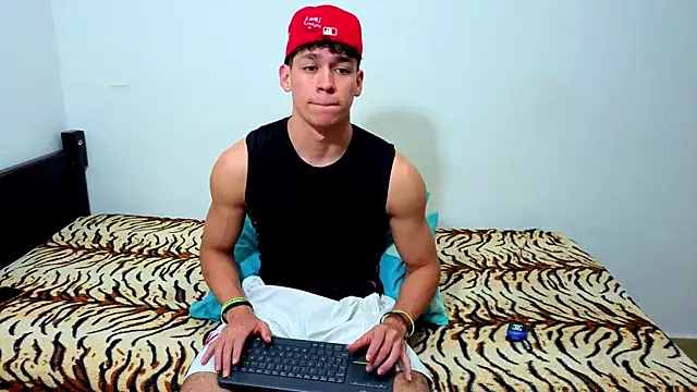 Luke Muscle online show from June 15, 2026, 4:04 am