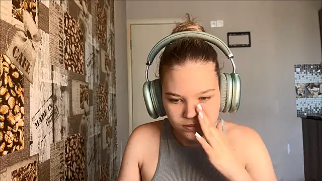 HellyRay online show from June 24, 2026, 1:32 pm