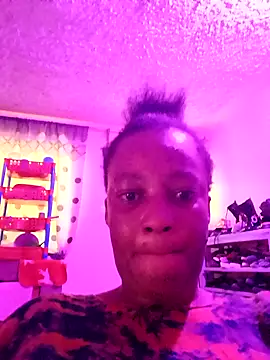 Snapshot of QueenLave chatting on May 27, 2026, 10:45 am QueenLave online show from May 27, 2026, 10:45 am