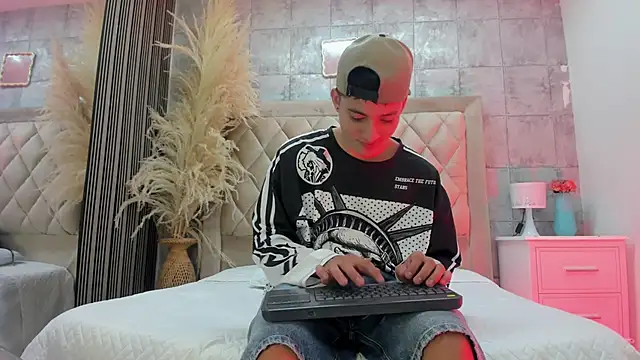 Snapshot of wesley_boyy_ chatting on May 25, 2026, 8:37 pm wesley boyy online show from May 25, 2026, 8:37 pm