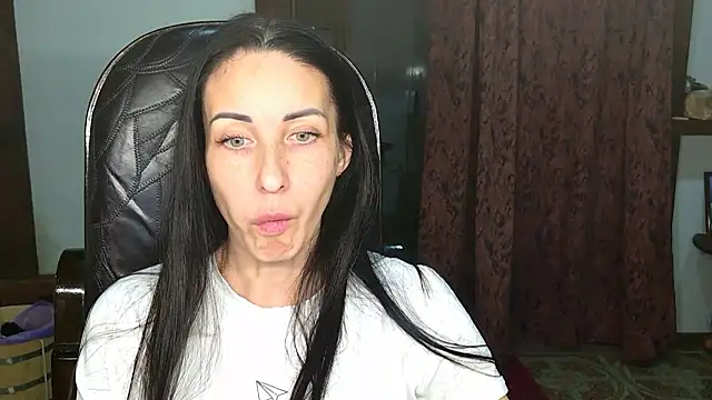 BouncySweety online show from November 4, 2025, 4:39 pm