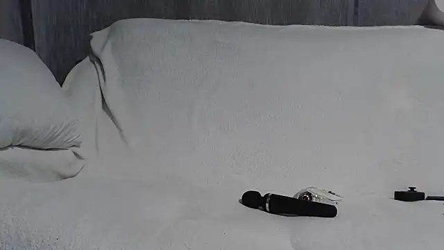 AnnaCrazyHot online show from December 5, 2025, 5:05 am