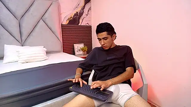 Snapshot of Isaacxsam_ chatting on May 26, 2026, 12:34 pm Isaacxsam online show from May 26, 2026, 12:34 pm