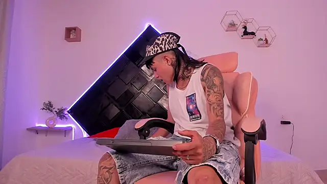 Noah Blaze  online show from May 29, 2026, 3:37 am