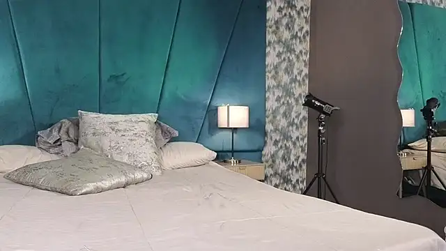 julimonroe  online show from July 15, 2026, 3:23 am