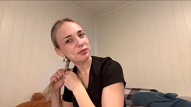 Snapshot of OlyMayer chatting on June 18, 2026, 8:25 am OlyMayer online show from June 18, 2026, 8:25 am