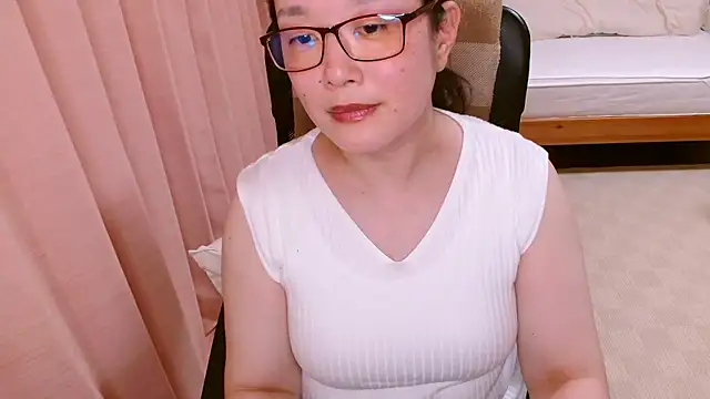 Snapshot of LENA-xo chatting on June 16, 2026, 3:58 pm LENA-xo online show from June 16, 2026, 3:58 pm