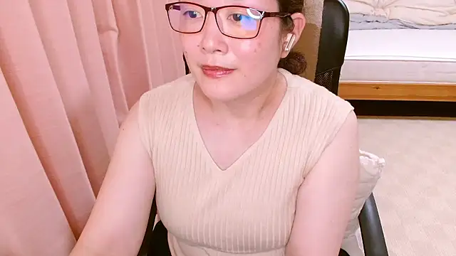 Snapshot of LENA-xo chatting on July 9, 2026, 2:43 pm LENA-xo online show from July 9, 2026, 2:43 pm