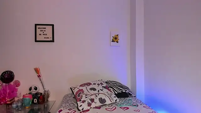 LauraToro  online show from November 28, 2025, 7:05 pm