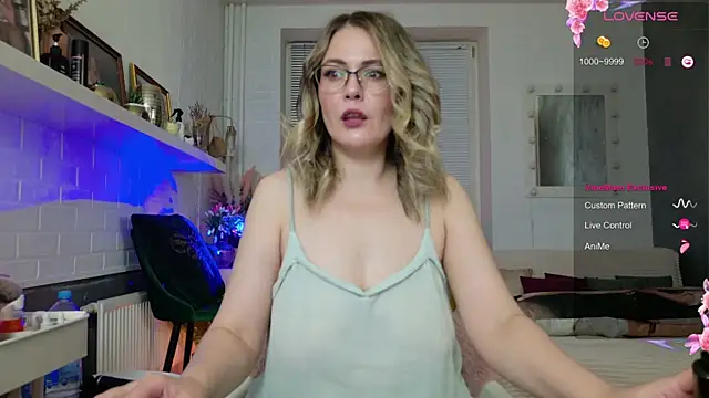 Snapshot of BeautyeyesLovely chatting on December 1, 2025, 11:21 pm BeautyeyesLovely online show from December 1, 2025, 11:21 pm