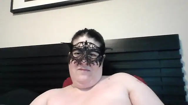 RavenRunee online show from July 14, 2026, 2:05 am