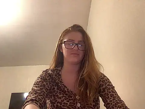 Snapshot of Redvelvetxx2 chatting on June 26, 2026, 11:31 pm Redvelvetxx2 online show from June 26, 2026, 11:31 pm