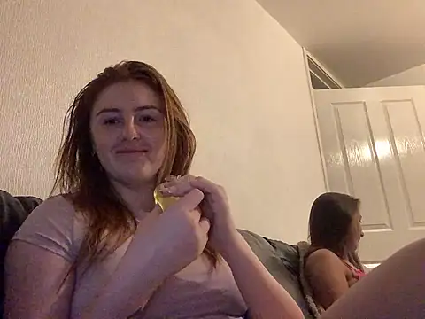 Snapshot of Redvelvetxx2 chatting on July 8, 2026, 10:25 pm Redvelvetxx2 online show from July 8, 2026, 10:25 pm