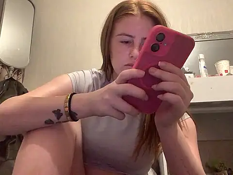 Snapshot of Redvelvetxx2 chatting on July 13, 2026, 9:50 pm Redvelvetxx2 online show from July 13, 2026, 9:50 pm