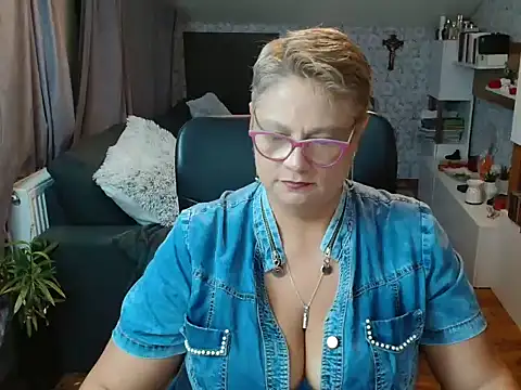 Snapshot of NewHellen4you chatting on July 3, 2026, 8:04 pm NewHellen4you online show from July 3, 2026, 8:04 pm