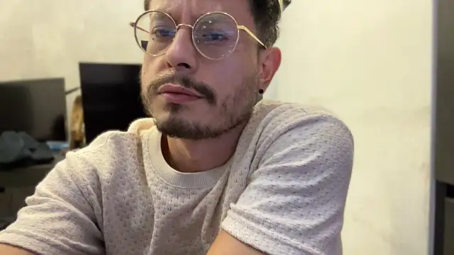 Snapshot of andrewlopezz chatting on July 15, 2026, 9:42 pm andrewlopezz online show from July 15, 2026, 9:42 pm