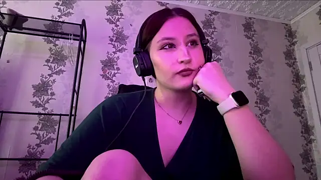 SuzanMoote online show from July 6, 2026, 11:29 am