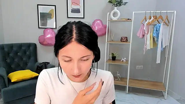 AnneMullins online show from July 16, 2026, 1:39 pm