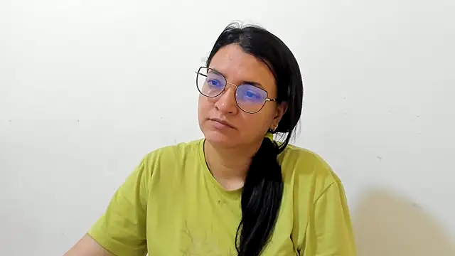 MARILYN GARCIA online show from November 3, 2025, 1:45 pm