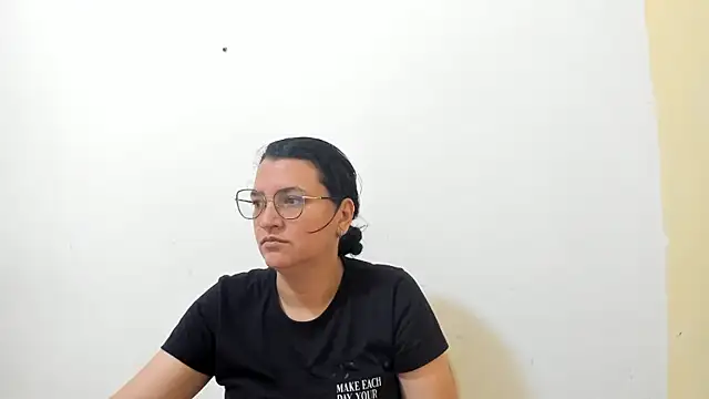 MARILYN GARCIA online show from November 15, 2025, 3:08 pm